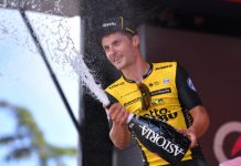 Enrico Battaglin wchodzi na pokład Katushy-Alpecin