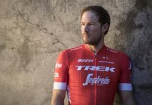 Gregory Rast odwiesza rower na hak