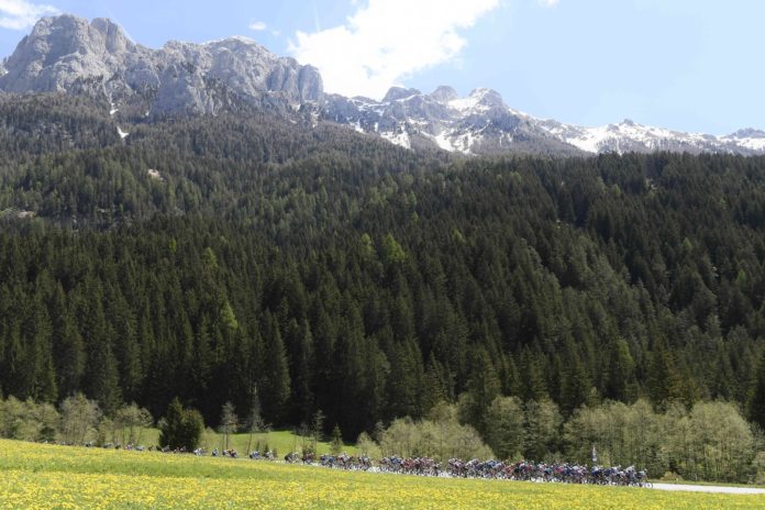 peleton etap 17 Giro d'Italia 2021