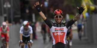 Giro d’Italia 2021: Kraksa Landy, zwycięstwo Ewana