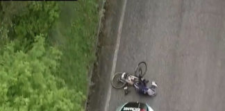 Giro d’Italia 2021: Pieter Serry staranowany przez samochód zespołu Team BikeExchange (video)