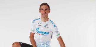 Roman Kreuziger zamienia strój kolarski na garnitur