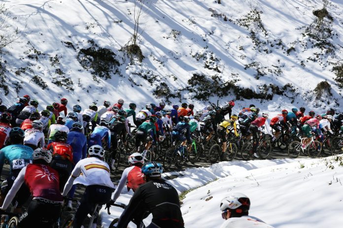 Peleton zima śnieg World Tour