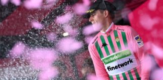 Giro d’Italia 2022: Klub piłkarski Real Betis uczcił fakt, że Juanpe López jedzie w maglia rosa