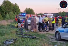 Poważny wypadek pod Warszawą: kierowca wjechał w 14 kolarzy, jeden z nich nie żyje.