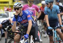 Tour de France 2022: Michael Gogl z licznymi złamaniami po zderzeniu z kibicem