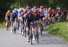 Rok po katastrofie Egan Bernal znów jest w czołówce