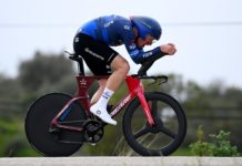 Stefan Küng wykorzystuje nowe przepisy UCI