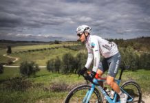 Strade Bianche 2023: Kolarze drużyny AG2R Citroen wystartują w dżinsowych spodenkach