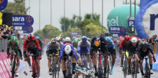 Giro d’Italia 2023: Kaden Groves wygrywa deszczowy i pełen kraks etap