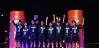Vuelta a España 2023: Team DSM-firmenich wygrywa ciemną i deszczową drużynówkę