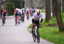 Dwóch kolarzy INEOS Grenadiers doznało wstrząśnienia mózgu
