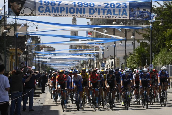 giro ditalia 2023 napoli peleton