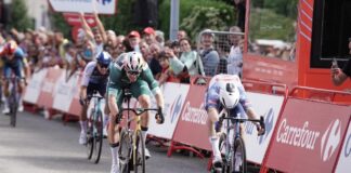 Vuelta a España 2024: Kaden Groves lepszy od Wouta van Aerta w nietypowym sprincie
