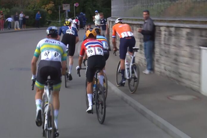 Mathieu van der Poel na chodniku