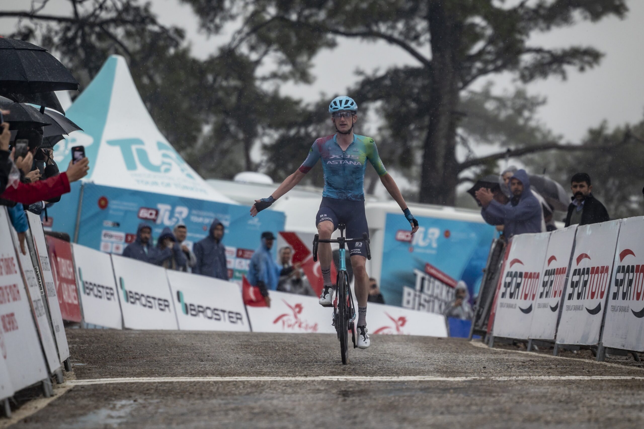 Walka o World Tour 2026-28: XDS Astana Team już tylko 160 punktów od Team Picnic PostNL!