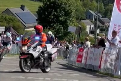Liège-Bastogne-Liège 2025: Wyścig zakończony skandalem z udziałem motocyklisty [wideo]