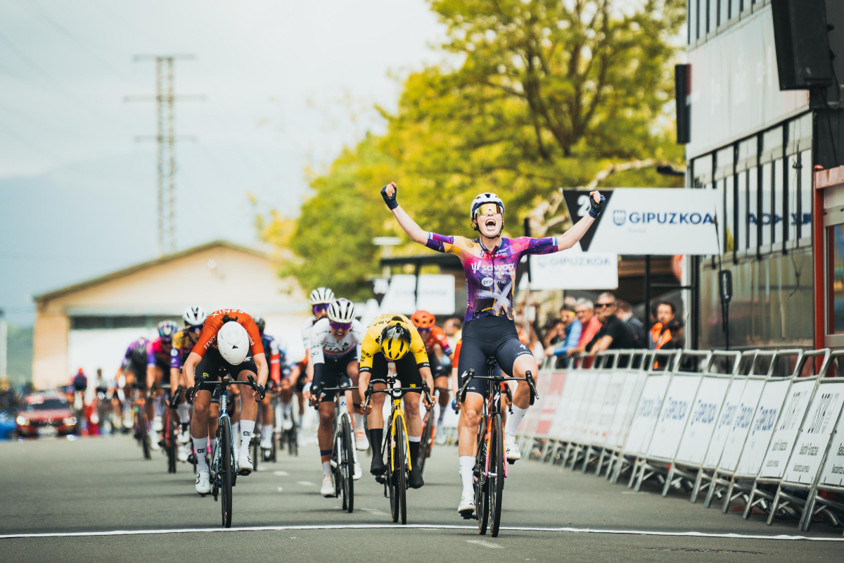 Itzulia Women 2025: Mischa Bredewold ponownie zaczyna wyścig od zwycięstwa