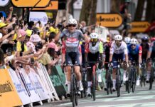 Tour de France 2025: Jasper Philipsen wygrywa sprint z grupy przerzedzonej na rantach