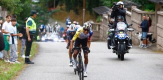 Vuelta a España 2025: Egan Bernal triumfatorem skróconego przez protesty etapu