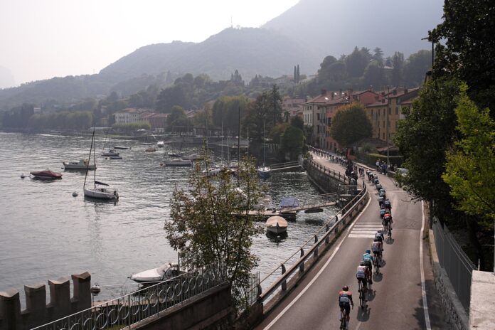 Il Lombardia peleton