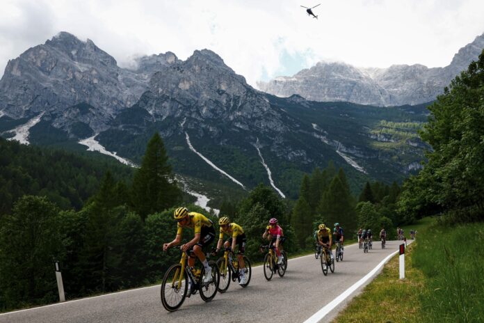Jonas Vingegaard z kolegami z ekipy - Giro 2026