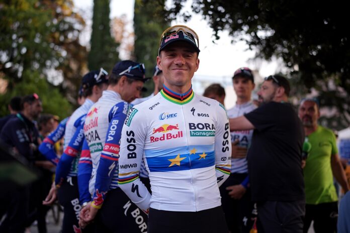 Remco Evenepoel w koszulce mistrza Europy